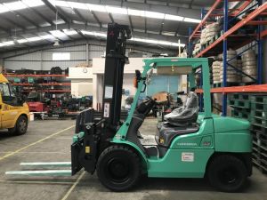 Xe nâng Mitsubishi 3.5 tấn dầu với phụ kiện càng Gật gù (Hinged Fork)