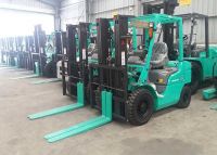 Xe nâng dầu 2.5 tấn xếp dỡ trong container