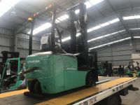 So sánh xe nâng điện 3 bánh và xe nâng điện 4 bánh